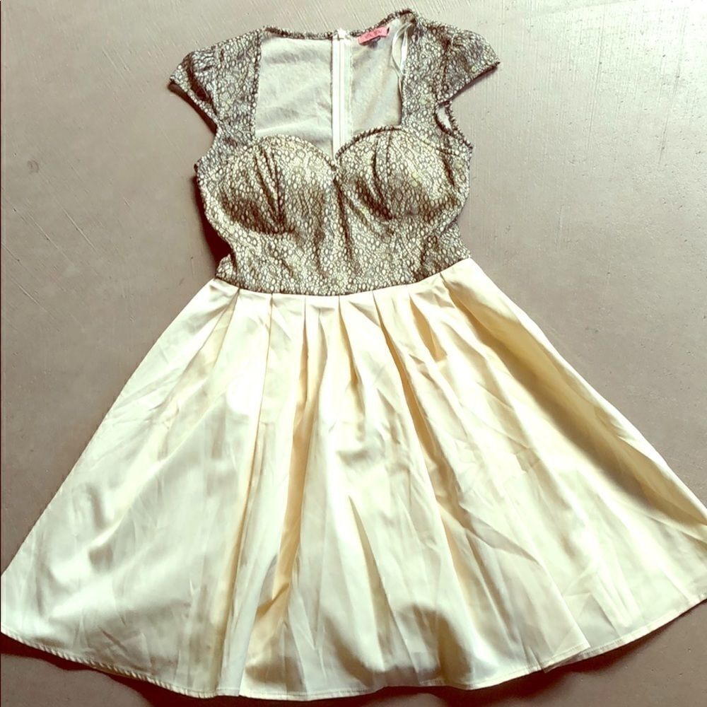 Chi Chi London Formal Dress Cap sleeve lace